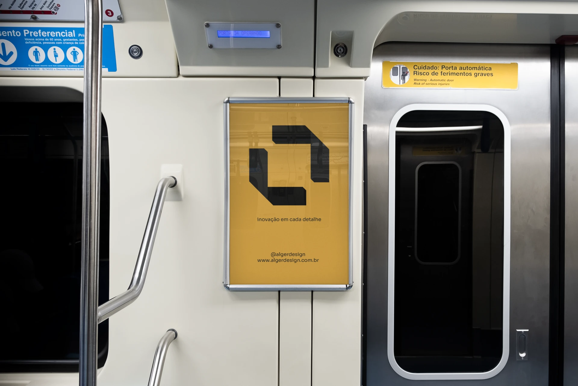 Cartaz da Alger com o slogan inovação em cada detalhe dentro de um vagão de metrô