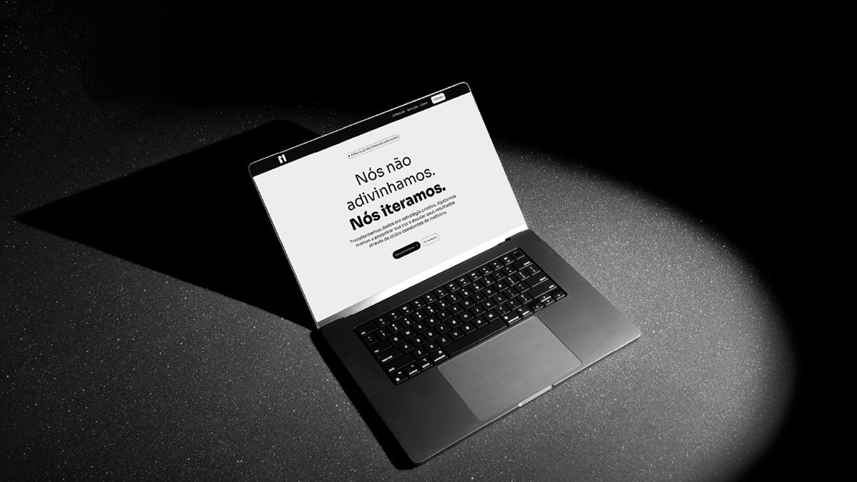 Site da Agência Iteração aberto em um notebook